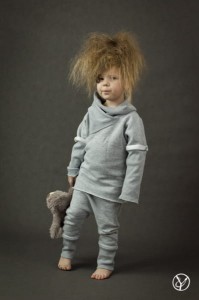 Bluza szara z kołnierzem. Spodnie wąskie szare.