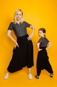 Czarne haremki z wiskozy dla mamy i córki od Hultaj Polski w stylizacji do jogi