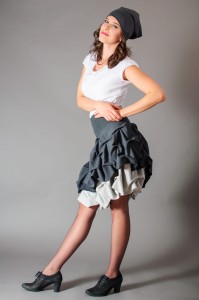 Kobieta w Spódnicy Mini, prezentująca efekt wirowania