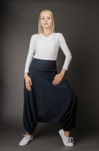 Detal ciemnoszarych haremek od Hultaj Polski – kieszenie i elastyczny ściągacz