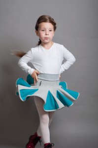 Lambadówka jasnoszara turkus. Modelka rozmiar 110 (6 lat).