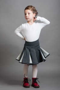 Lambadówka szaro-szara. Modelka rozmiar 110 (6 lat).