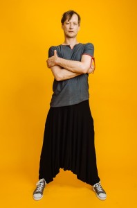 Haremki męskie czarne z wiskozy od Hultaj Polski na modelu 185 cm w sportowo-casualowej stylizacji