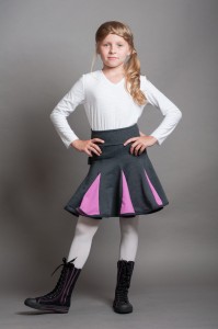 Lambadówka szara róż. Modelka rozmiar 128 (10 lat).