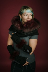 Kaptur czarny z bordowym futrem