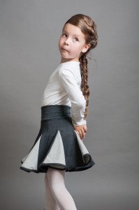 Lambadówka szaro-szara. Modelka rozmiar 110 (6 lat).