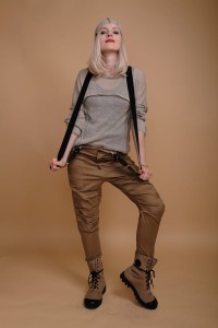 Pustynne spodnie damskie Rockersy ze szelkami – stylizacja