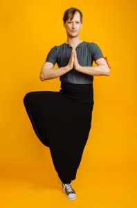 Haremki czarne do jogi z wiskozy od Hultaj Polski w sportowej stylizacji