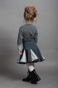 Lambadówka szaro-szara. Modelka rozmiar 98 (3 lata).