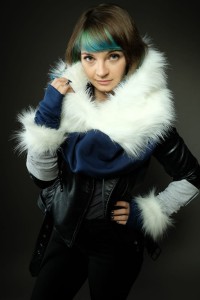 Kaptur granatowy z białym futrem