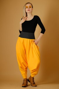 Mandarynkowe haremki damskie Hultaj Polski – modelka w boho stylizacji