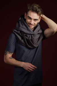 Kaptur termiczny w kolorze szarym szyty w Polsce.