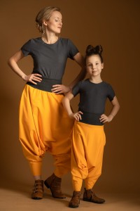 Komplet mandarynkowych haremek dla mamy i córki od Hultaj Polski w stylizacji z szarymi t-shirtami