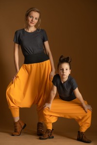 Mandarynkowe haremki dla mamy i córki od Hultaj Polski w stylizacji do jogi