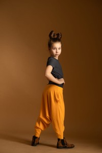 szerokie pomarańczowe spodnie dla dziecka