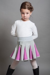 Lambadówka jasnoszara róż. Modelka rozmiar 110 (6 lat).