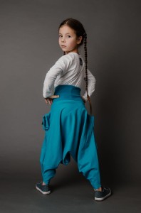 Turkusowe szarawary dla  córki od Hultaj Polski w stylizacji do jogi