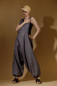 Szary kombinezon damski baggySpodnie Hultaje Szare – kombinezon damski typu baggy w szarym odcieniu z kieszeniami