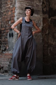 Szare spodnie damskie na lato w streetowej stylizacji