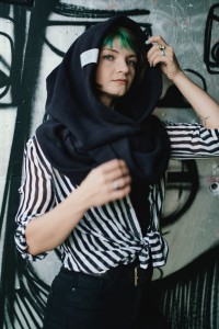 Czarny Komin z Kapturem Damski