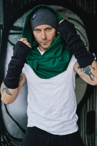 Przeciwdeszczowy Kaptur męski w odcieniu butelkowej zieleni.