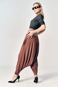 Stylowe haremki damskie w odcieniu głębokiego brązu na modelce o wzroście 165 cm