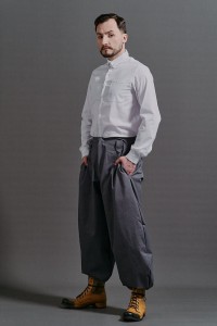 Szare szerokie spodnie męskie Cwaniaki z kolekcji BRZYTWA w streetwearowym stylu na neutralnym tle