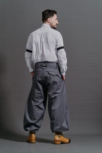 Stylizacja z szarymi szerokimi spodniami Cwaniaki z kolekcji BRZYTWA i białą koszulą
