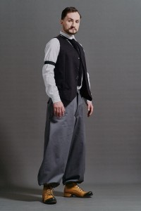 Szare luźne spodnie Cwaniaki z kolekcji BRZYTWA w odważnej miejskiej stylizacji