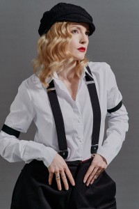 Elegancka biała koszula damska z dziurką na szpilkę