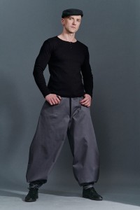 Stylizacja z szarymi szerokimi spodniami Cwaniaki z kolekcji BRZYTWA i białą koszulą