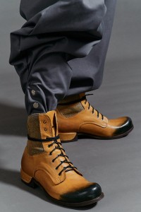 Bliskie ujęcie zwężanych nogawek szarych spodni męskich Cwaniaki z kolekcji BRZYTWA