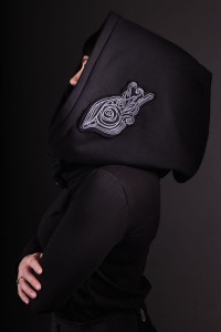 Kaptur Lorien Czarny od Hultaj Polski – unisex otulacz z elfickim haftem. Całoroczny, dwuwarstwowy kapturoszalik, regulowany. Elegancja dla kobiet!