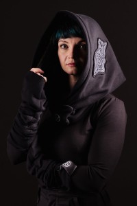 Kaptur Lorien Czarny od Hultaj Polski – unisex otulacz z elfickim haftem. Całoroczny, dwuwarstwowy kapturoszalik, regulowany. Elegancja dla kobiet!