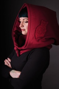 Elficki haft na Kapturze Lorien Bordo, detal otulacza Hultaj Polski