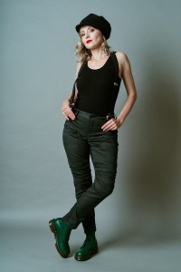 Butelkowozielone spodnie damskie z strzępieniami