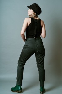 Rockowe spodnie damskie baggy w odcieniu butelkowym