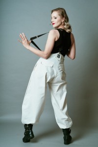 Stylizacja z śmietankowymi szerokimi spodniami Cwaniaki z kolekcji BRZYTWA i czarnym topem