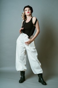 Śmietankowe szerokie spodnie damskie Cwaniaki z kolekcji BRZYTWA w streetwearowym stylu