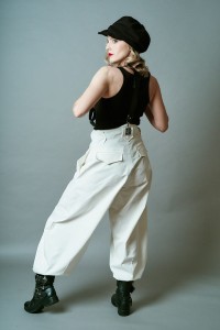 Damskie spodnie oversize Cwaniaki z kolekcji BRZYTWA w kolorze śmietankowym z wysokim stanem.