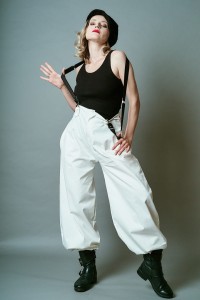 Śmietankowe spodnie oversize damskie Cwaniaki z kolekcji BRZYTWA na neutralnym tle