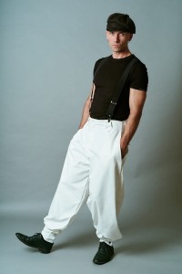 Stylizacja z śmietankowymi szerokimi spodniami Cwaniaki z kolekcji BRZYTWA i czarnym t-shirtem