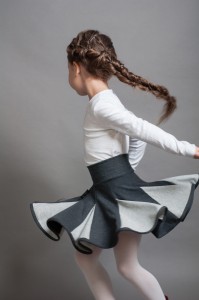 Lambadówka szaro-szara. Modelka rozmiar 110 (6 lat).