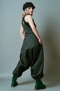 Ciemnozielony kombinezon damski na szelkach typu baggy