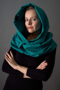 Niebieski kaptur na deszcz dla kobiety