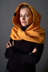 Przeciwdeszczowy Komin z kapturem i wszytym golfem w kolorze musztardowym