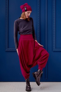 Bordowe szarawary warkocz od Hultaj Polski w jesiennej stylizacji z botkami