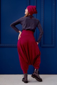 Bordowe spodnie z obniżonym krokiem od Hultaj Polski w sportowym looku