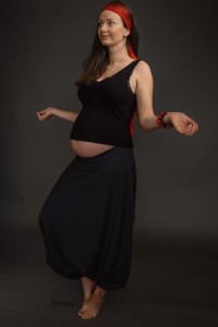 Grafitowe alladynki ciążowe od Hultaj Polski – wygodne spodnie dla ciężarnych