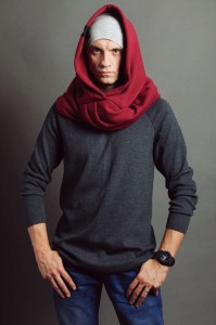 Kaptur bordo męski unisex na modelu w stylizacji streetwear